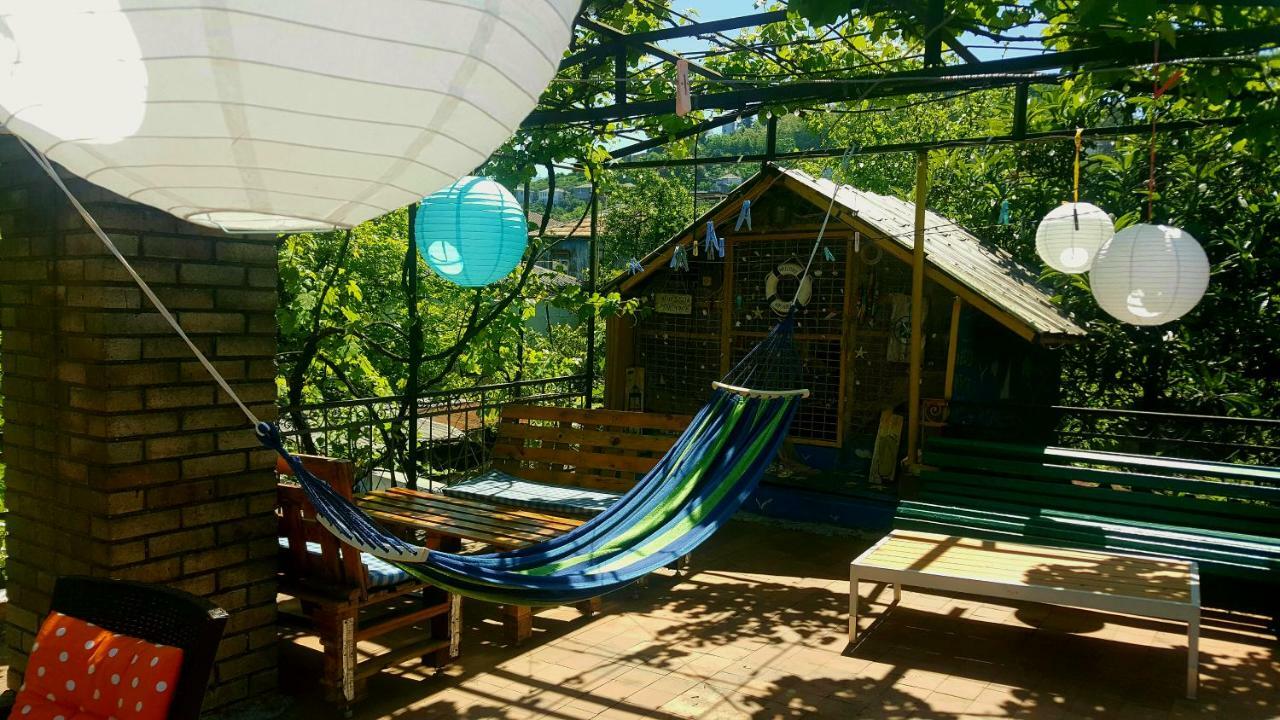 Green House In バトゥーミ エクステリア 写真